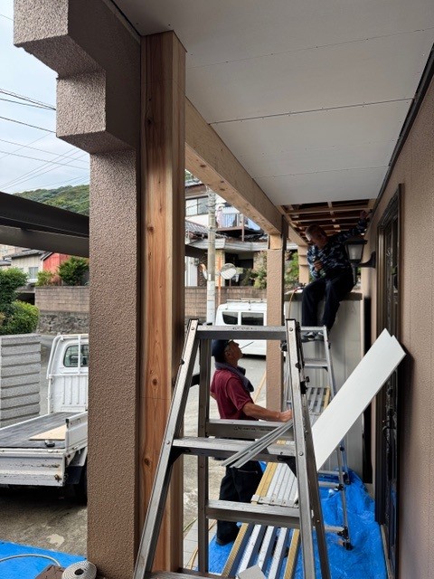 職人が軒天を補修している白アリ工事の施工中写真