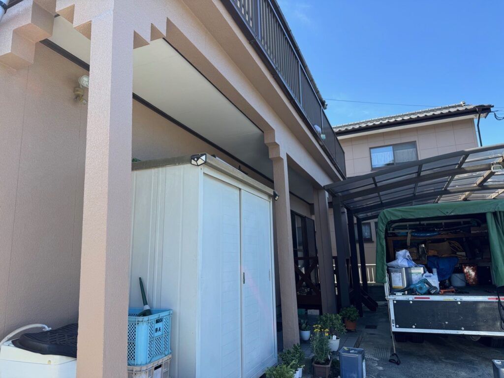 柱と外壁の復旧が進み、住まいが元の形に戻りつつある様子