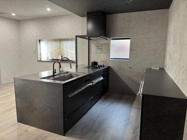 柳川市 LDKリフォーム施工後｜ダークグレーのペニンシュラキッチンを中心にした開放的な空間