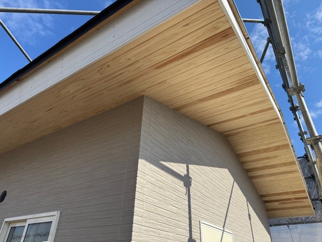 木目が美しい軒天仕上げ。屋根の出が深く外壁を雨から守る設計