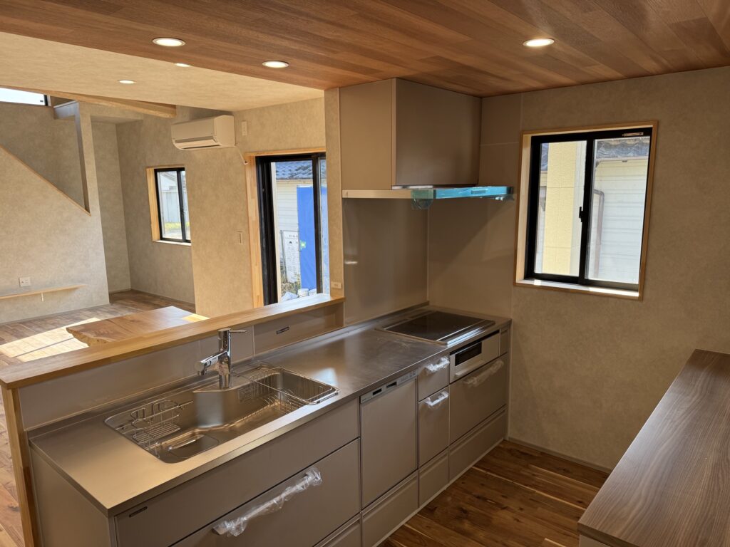 対面キッチンからリビング方向を眺めた八女市の完成見学会会場