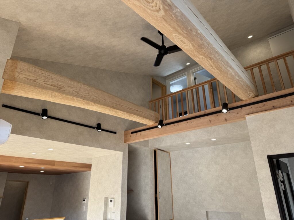 吹き抜けリビングと2階ホールをつなぐ手すりと梁のある空間