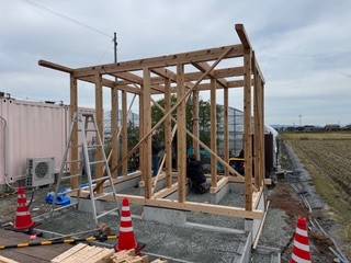 久留米市 新築トイレ工事 上棟｜柱と梁が組み上がり建物の骨組みが立ち上がった様子