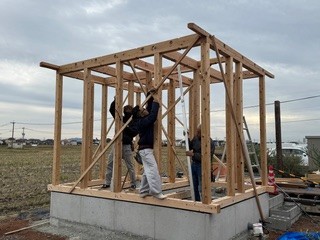 久留米市 新築トイレ工事 プチ上棟｜大工が柱を立て木材を組み上げている施工中の様子