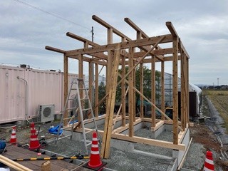 久留米市 上棟作業中｜梁をかけて屋根の形が見え始めた木造の骨組み