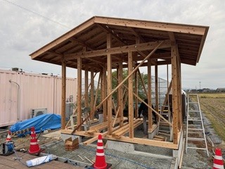 久留米市 小規模建築の上棟｜木の骨組みが完成した新築トイレ工事の現場