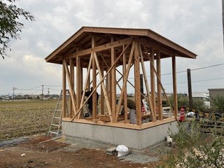 久留米市 新築工事 上棟｜側面から見た木造骨組みと屋根の小屋組みが整った様子