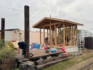 久留米市 トイレ新築工事｜上棟後の木造小屋組み全体を引きで撮影した現場風景