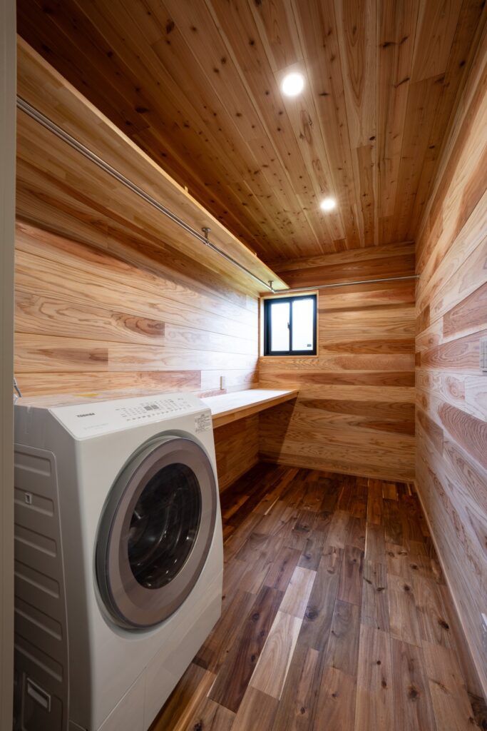 無垢材仕上げのランドリースペースの室内写真|洗濯動線を考えた新築住宅