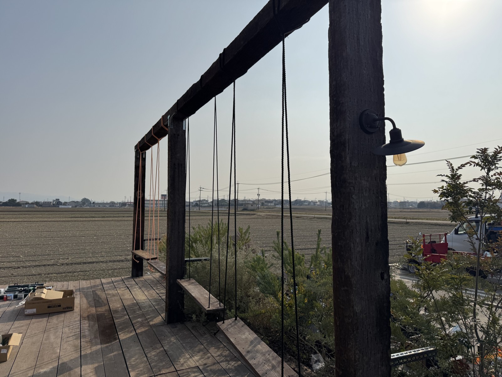 久留米市うるう農園のトイレ前に設けたブランコ。いちご狩りに訪れた子どもが遊べる外構スペース