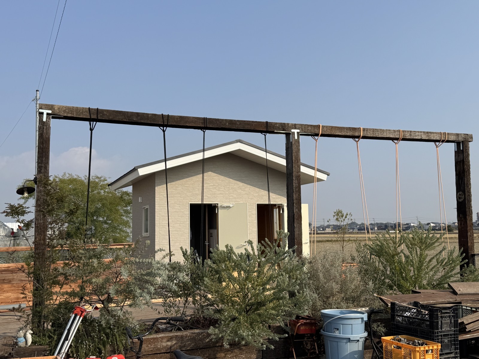 福岡県久留米市の農園施設に設置したブランコと新築トイレ。待ち時間も楽しく過ごせる工夫。家族連れに配慮した農園ならではの空間づくり