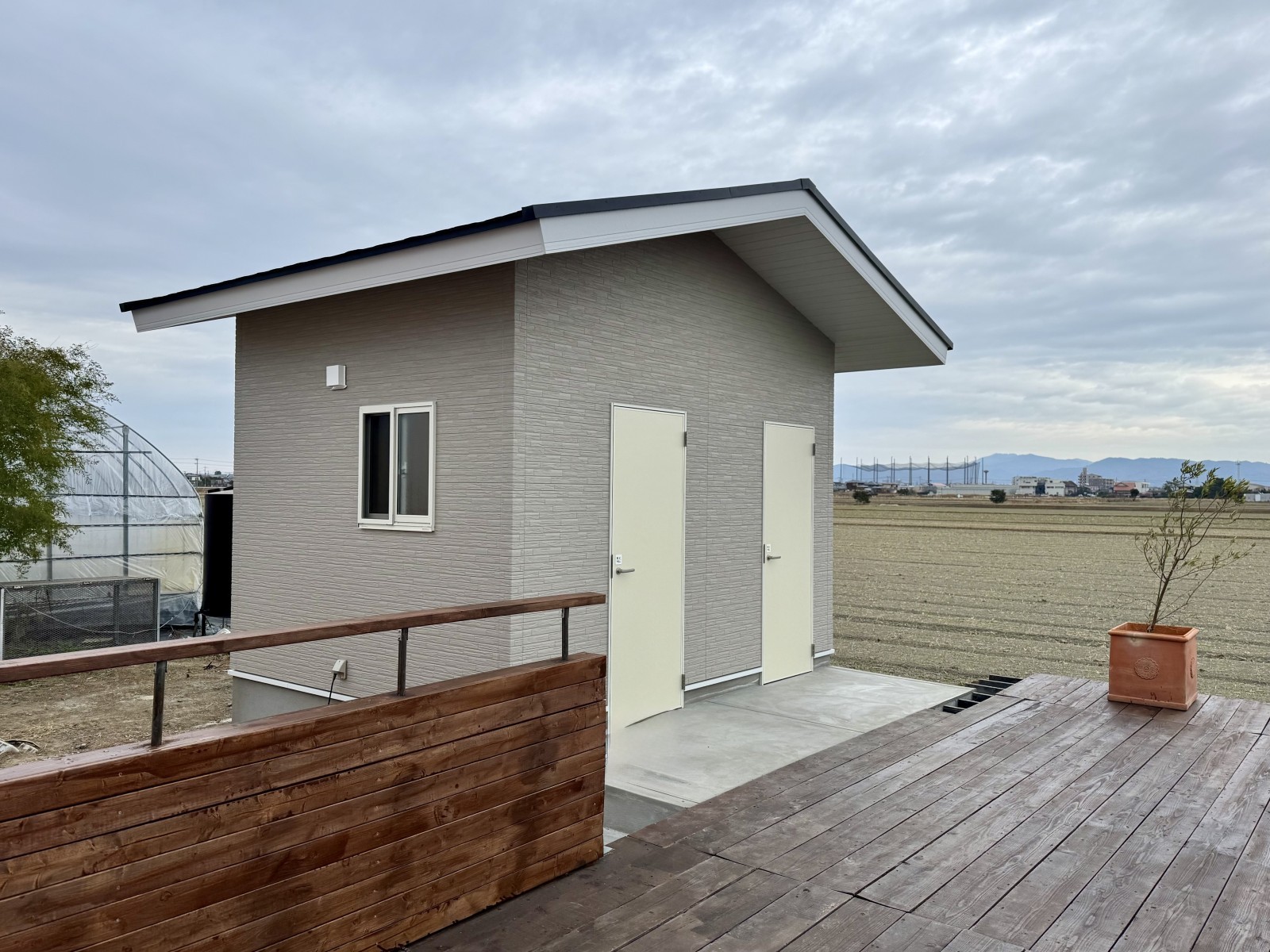 福岡県久留米市うるう農園の新築トイレ外観。出入口動線や床の配置に配慮した使いやすいトイレ棟