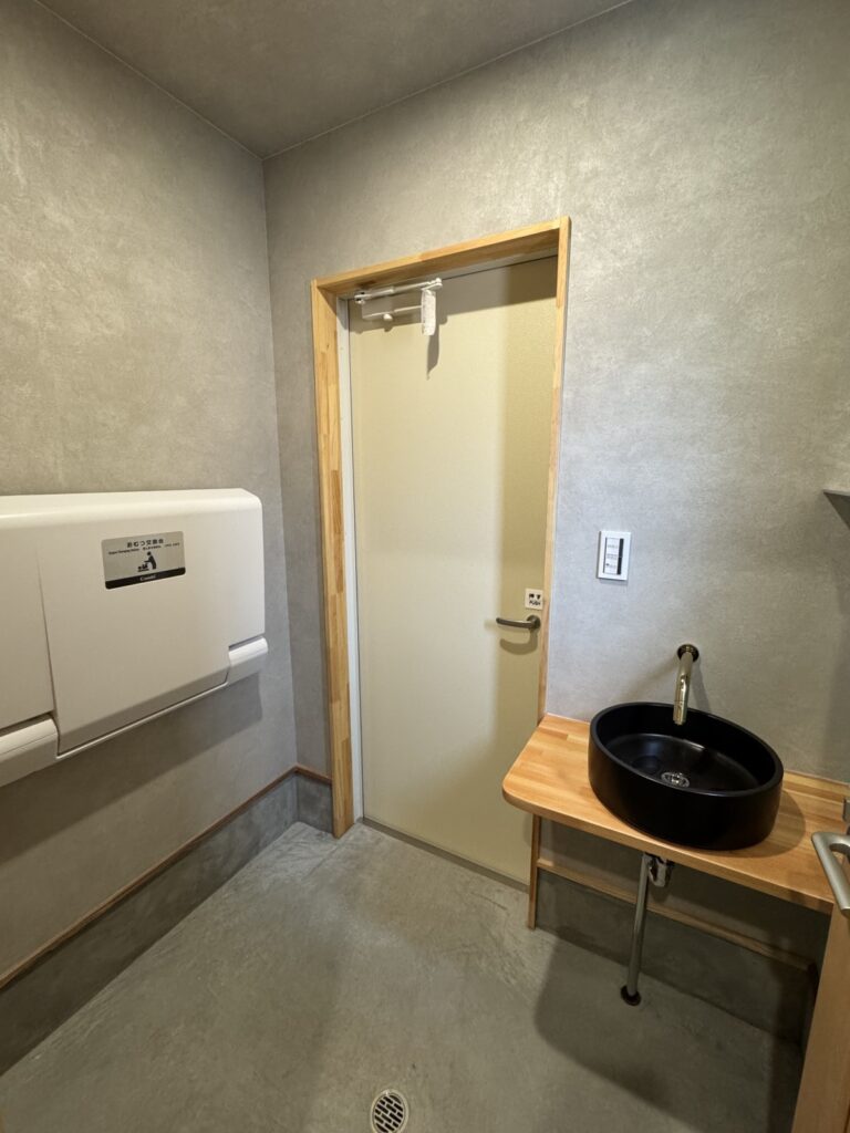 うるう農園の女性用新築トイレの手洗いスペース。陶器の手洗い器を設けた使いやすいトイレ空間