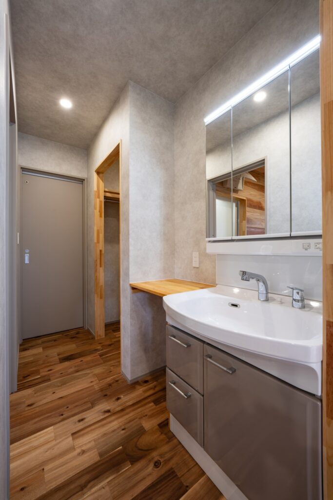 廊下からトイレ、ウォークインクローゼット、ランドリールームにつながる動線|新築注文住宅