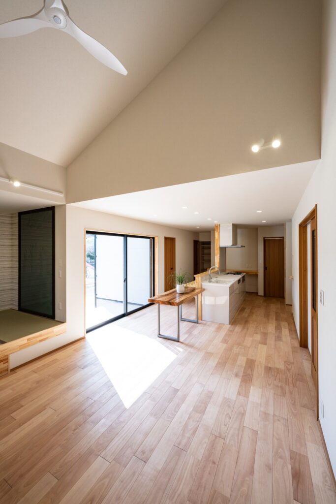 回遊できる明るいLDKの新築住宅施工事例（福岡県）