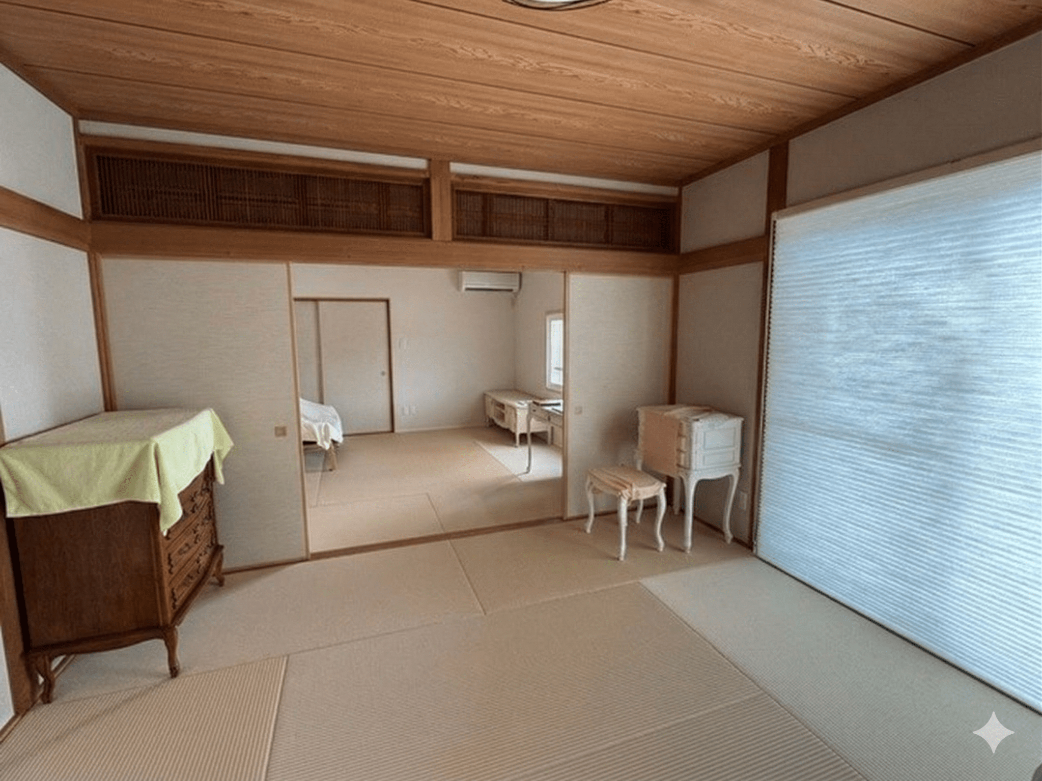 和室リフォームのAfter写真：用の雰囲気を感じる猫足の家具を置いても違和感がない明るい空間