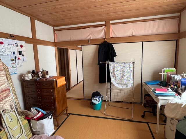 和室リフォームのBefore写真：アンティークの箪笥や机が配置された多目的な利用状況