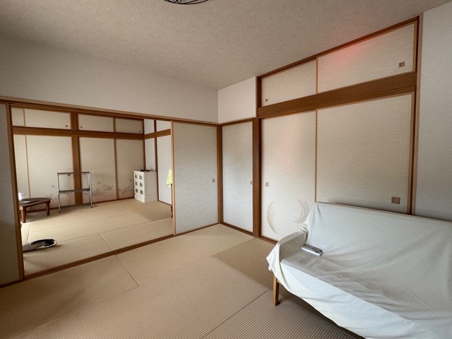 和室リフォームのAfter写真：2間続きで、襖を開けるとゆったりとした一つの空間として使えます。