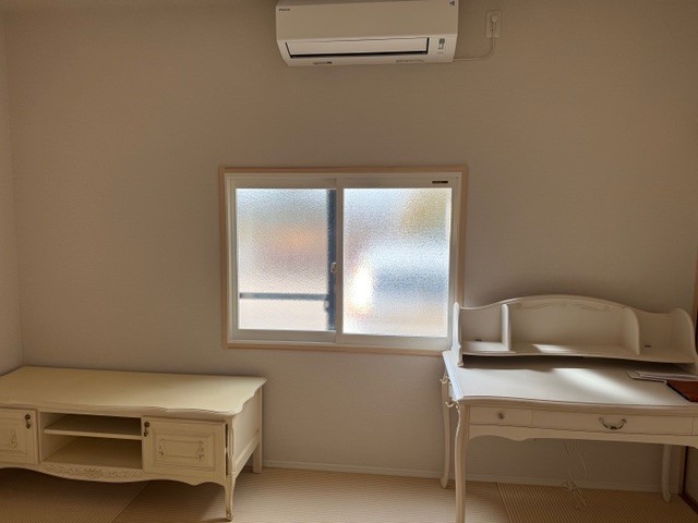 和室リフォームのAfter写真：窓も新しくしました。猫足の家具が新しい部屋に馴染んでいます。