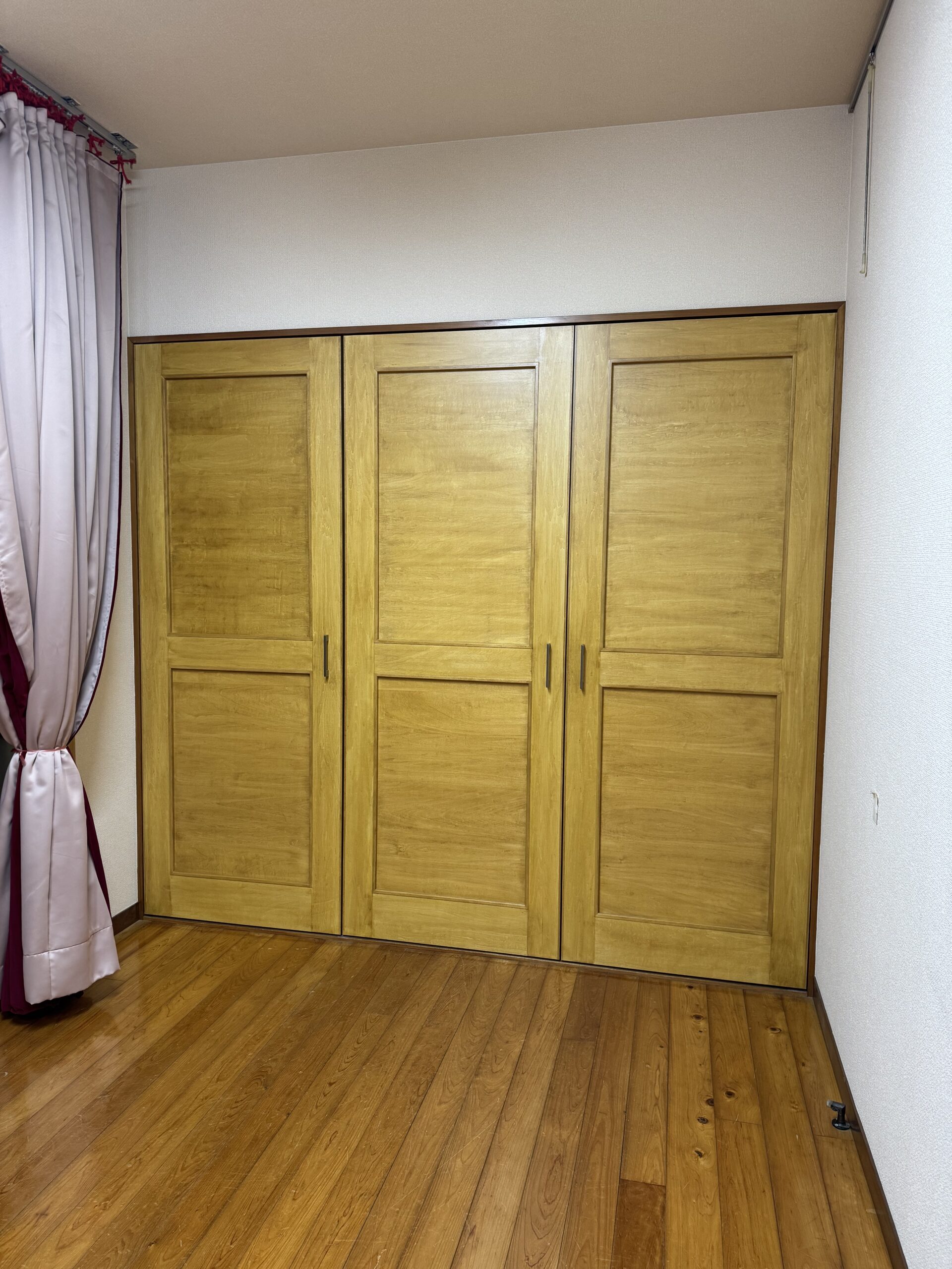 公民館の収納扉修繕後|新しい木製扉を設置したリフォーム後の様子