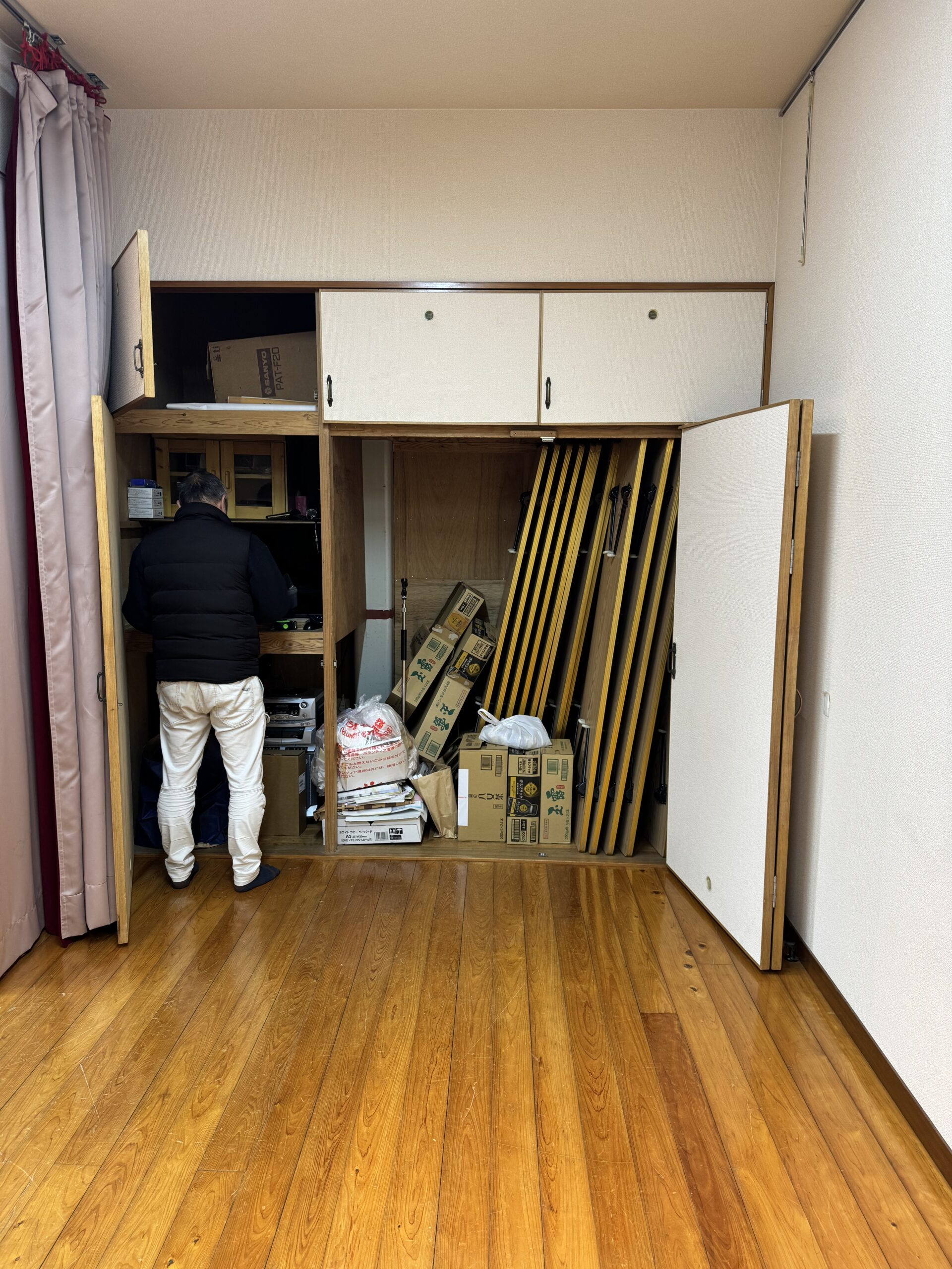 公民館の収納扉修繕前|劣化した開き戸と室内全体の様子