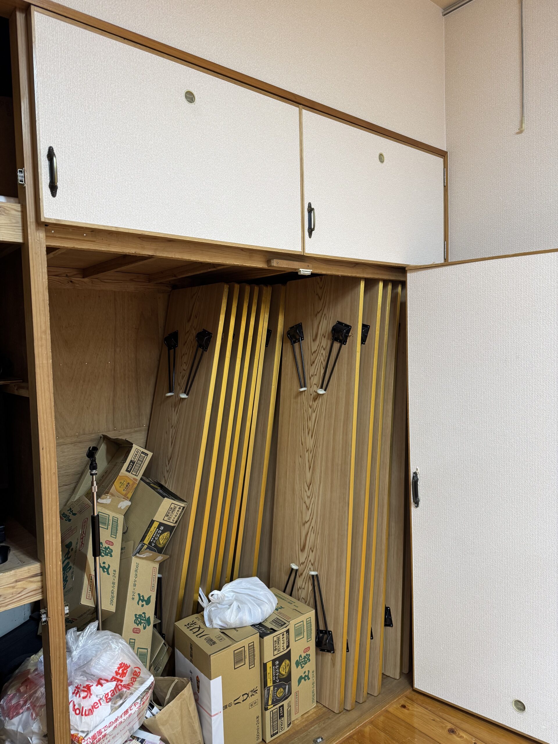 公民館の収納内部の様子|扉修繕前の開き戸収納と備品の収納状況