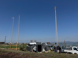 3本目の鯉のぼりの竿を人力で立てる作業の様子