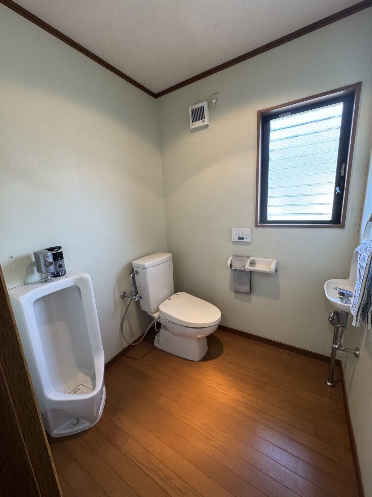 トイレ改修工事前｜洋式トイレと男性用トイレがある室内の様子