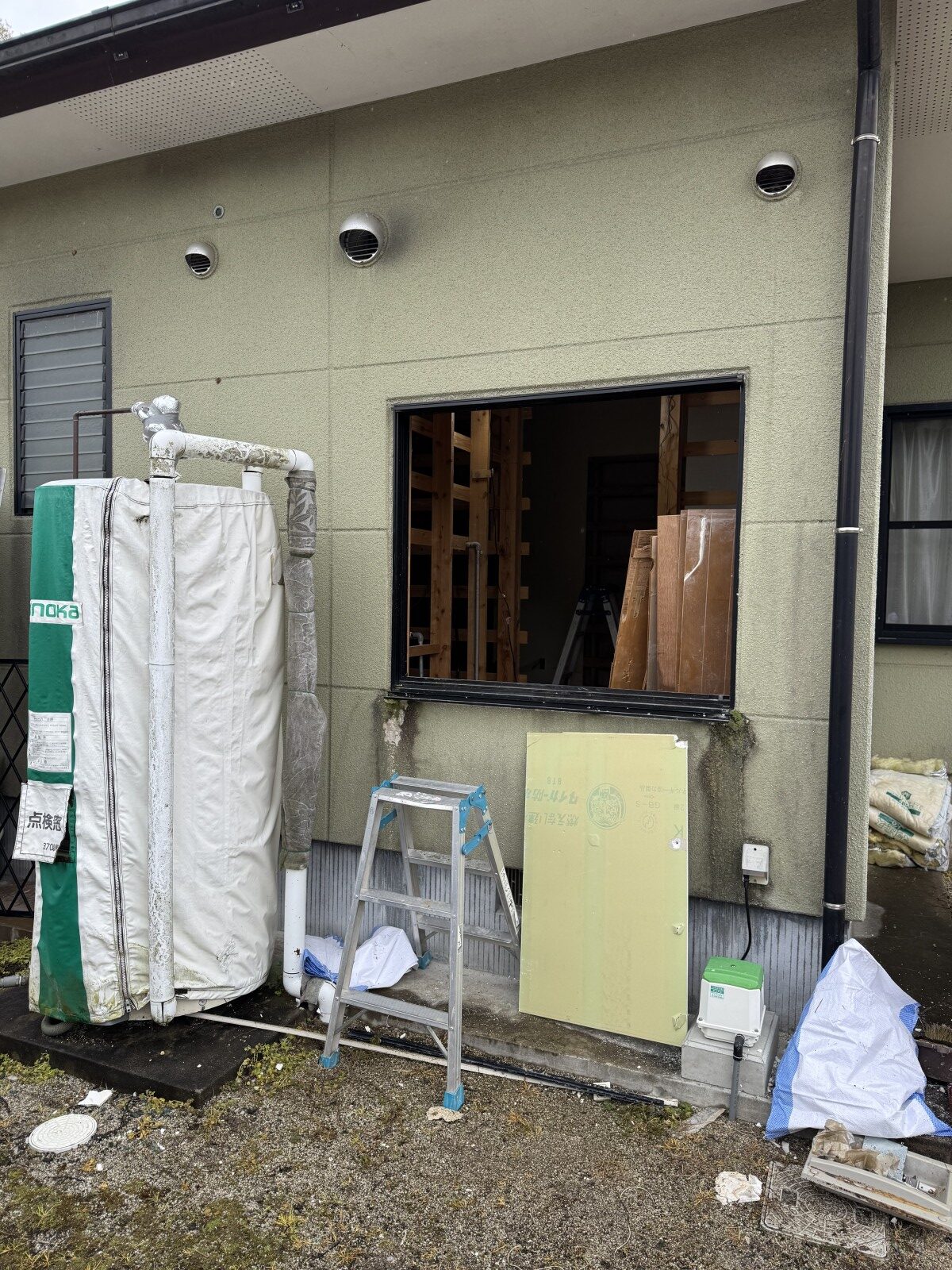 給湯器交換工事前の様子｜住宅外壁側に設置された既存設備と施工前の状況
