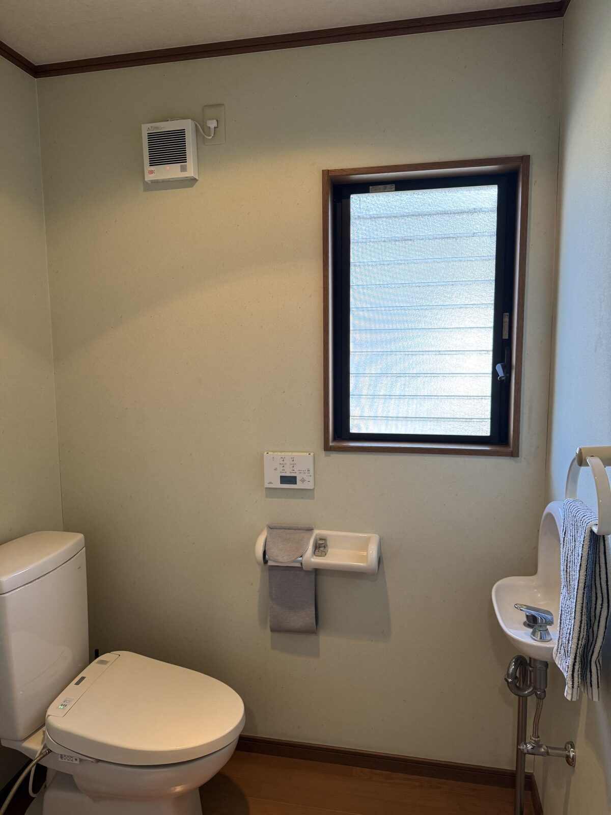 トイレリフォーム前の様子｜大きな窓がある明るいトイレ空間