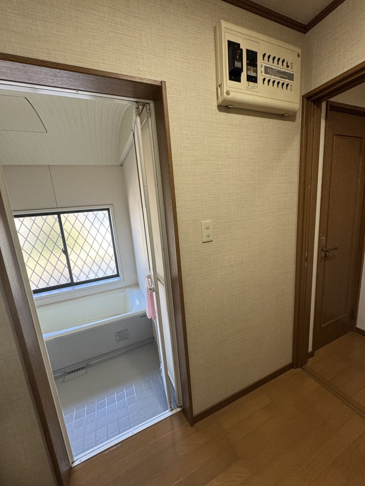 洗面室リフォーム前｜浴室へ続く出入口と室内の様子