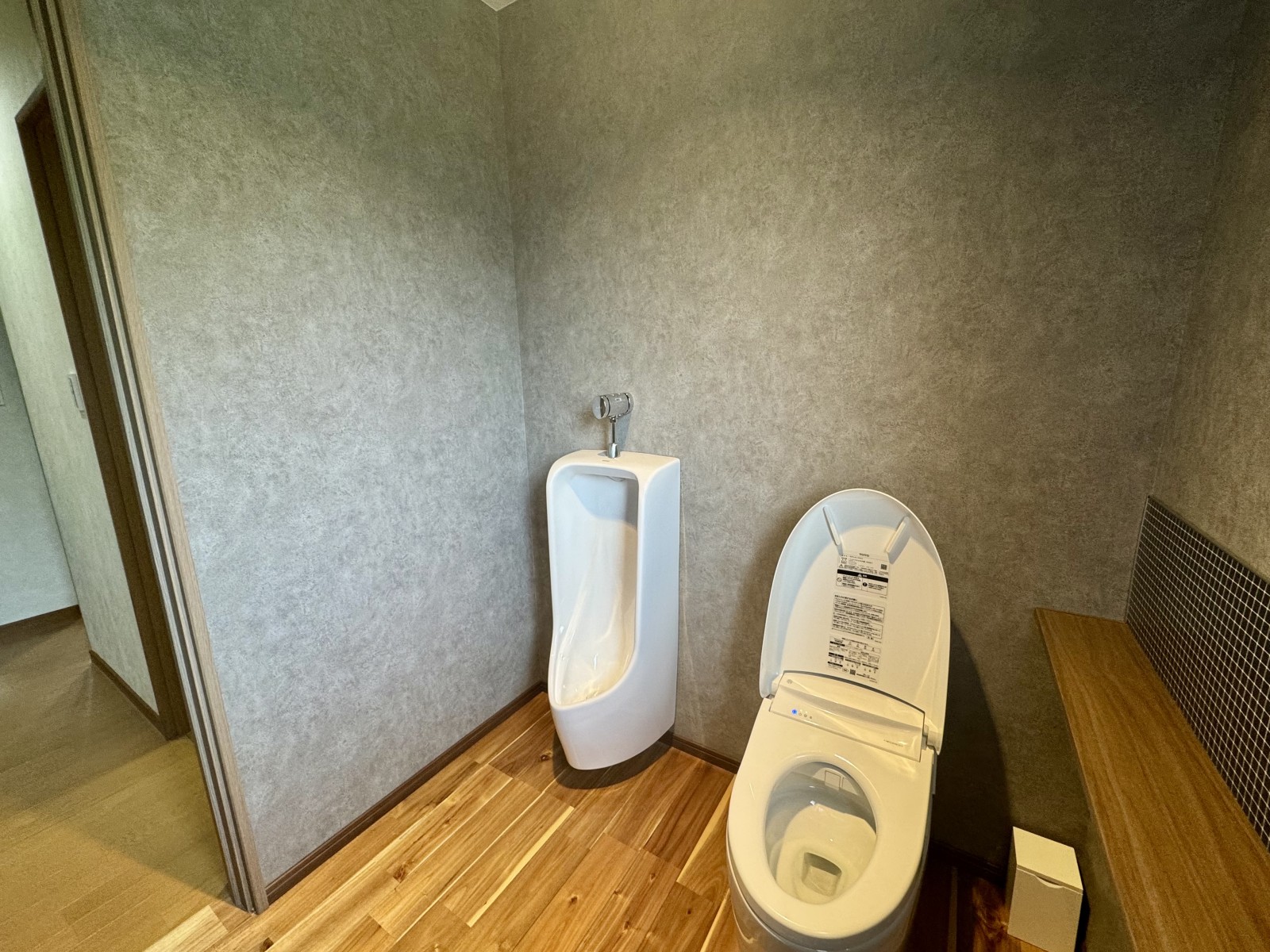 トイレ改修工事後｜洋式トイレと男性用トイレを備えた使いやすい空間