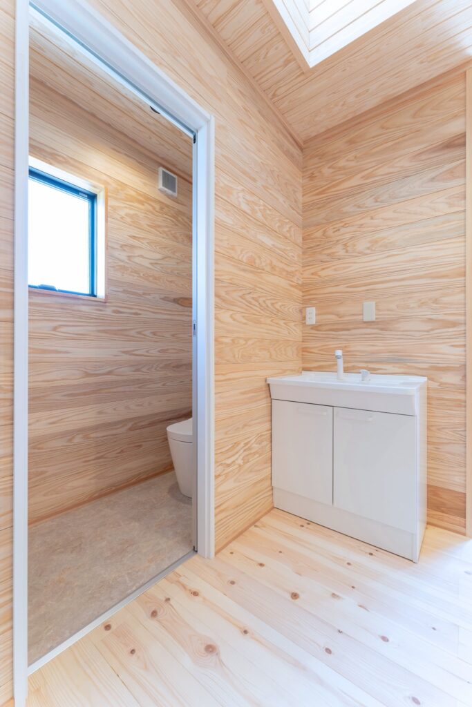 2階のトイレと洗面台