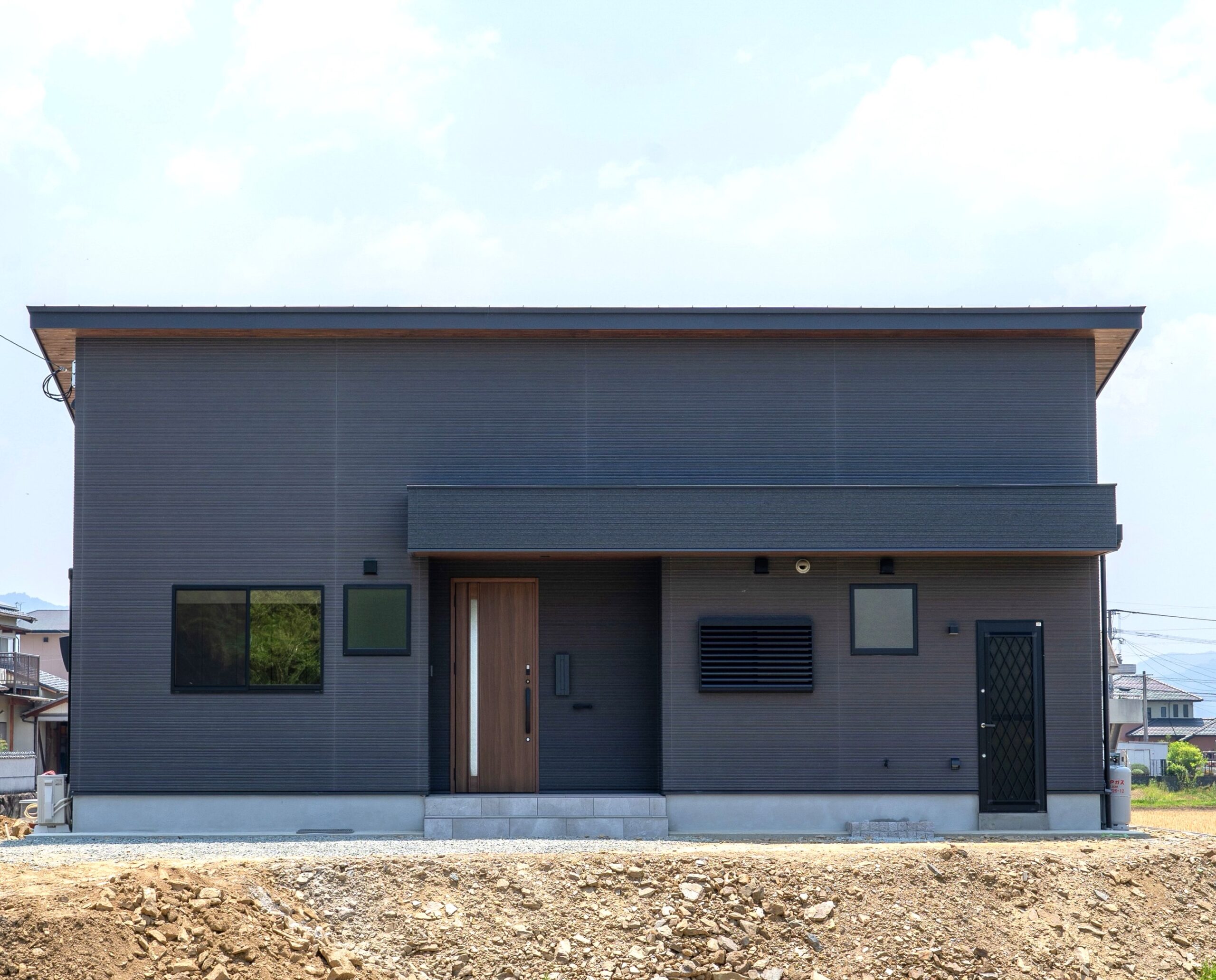 2022年竣工の新築注文住宅　チャコール色の平屋でシックな佇まい